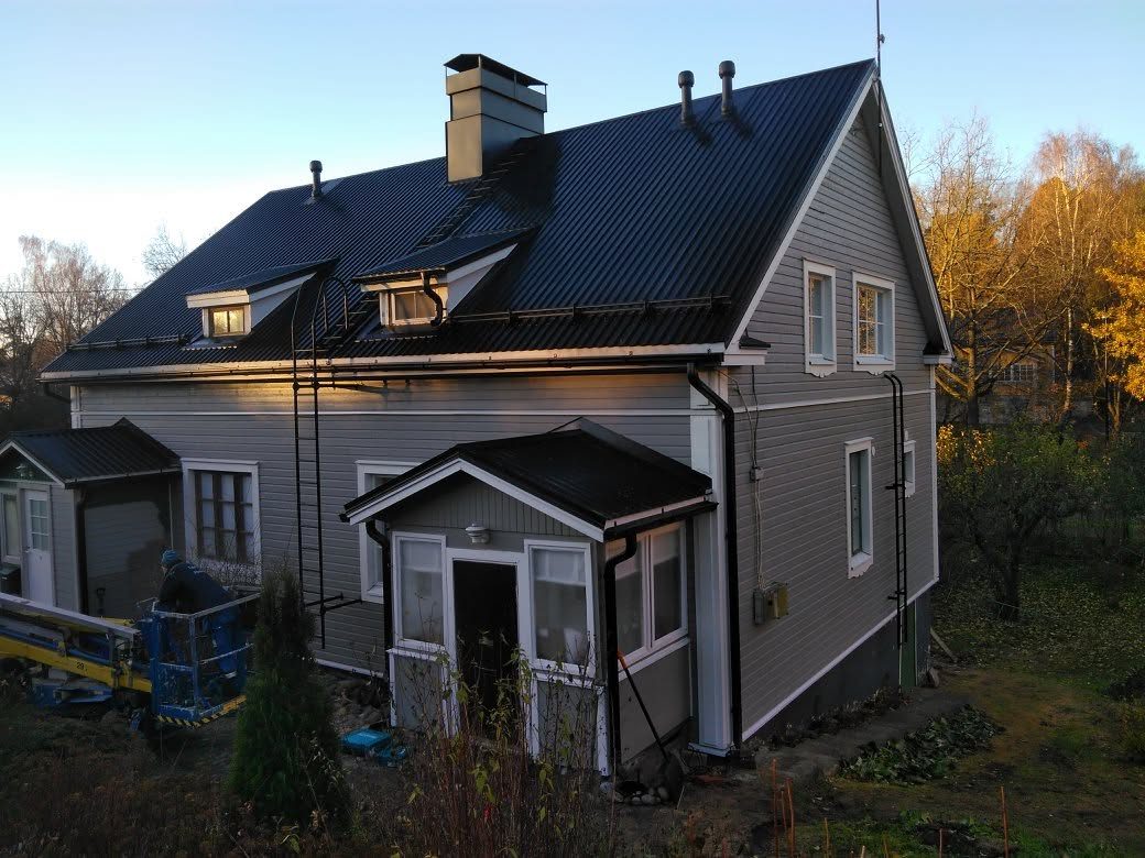 Kuva huolellisesti viimeistellystä peltikatosta Talotekniikka Huttusen työnä